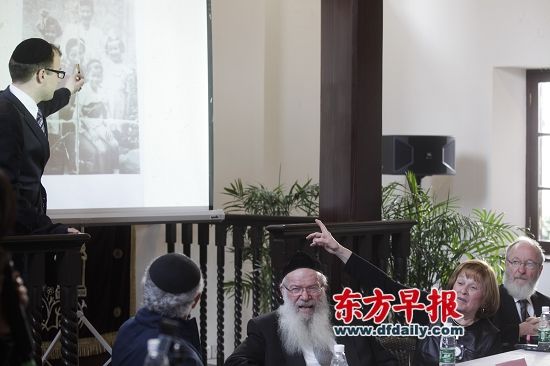 昨天,在上海犹太难民纪念馆,犹太人Chaya女士希望通过老照片找到童年时照顾她一家的上海“阿妈”。 早报记者 高剑平 图 昨天,在上海犹太难民纪念馆,犹太人Chaya女士希望通过老照片找到童年时照顾她一家的上海“阿妈”。 早报记者 高剑平 图