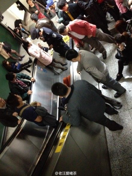 您现在的位置:首页 > 新民头条 > 新民突发 > 正文 早高峰静安寺地铁电梯逆行 12乘客受伤 2014-04-02 10:20 1 来源:新民网 记者:李欣 新民网编辑:朱文彬 T | T 字号: 打印 参与评论(0) 点击图片分享到上海滩微博 图说:4月2日早高峰,上海地铁静安寺站电梯逆行,有乘客受伤。来源:微博网友(请私信“新民晚报新民网”以奉稿酬) 点击图片分享到上海滩微博 图说:4月2日早高峰,上海地铁静安寺站电梯逆行,有乘客受伤。来源:微博网友(请私信“新民晚报新民网”以奉稿酬) 您现在的位置:首页 > 新民头条 > 新民突发 > 正文 早高峰静安寺地铁电梯逆行 12乘客受伤 2014-04-02 10:20 1 来源:新民网 记者:李欣 新民网编辑:朱文彬 T | T 字号: 打印 参与评论(0) 点击图片分享到上海滩微博 图说:4月2日早高峰,上海地铁静安寺站电梯逆行,有乘客受伤。来源:微博网友(请私信“新民晚报新民网”以奉稿酬) 点击图片分享到上海滩微博 图说:4月2日早高峰,上海地铁静安寺站电梯逆行,有乘客受伤。来源:微博网友(请私信“新民晚报新民网”以奉稿酬)