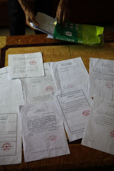 广东村干部拎12万赃款自首5月未果(2)