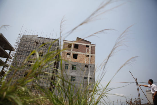 广东村干部拎12万赃款自首5月未果(3)