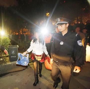女子穿超短裙黑<em>丝袜</em>擦鞋_新浪上海_新浪网