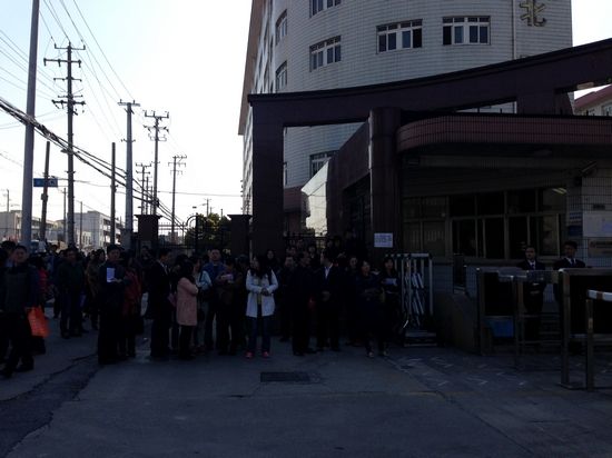 昨日,家长在交大附中校门外等待参加“校园开放日”的考生。 网友 毕红 图 昨日,家长在交大附中校门外等待参加“校园开放日”的考生。 网友 毕红 图