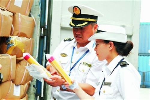 陈维(右)有着海事危险品防控一线“福尔摩斯”的美誉。 陈维(右)有着海事危险品防控一线“福尔摩斯”的美誉。