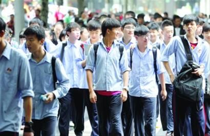 今年本市符合中招报名条件的初三学生约7.7万人 /晨报记者 殷立勤 今年本市符合中招报名条件的初三学生约7.7万人 /晨报记者 殷立勤