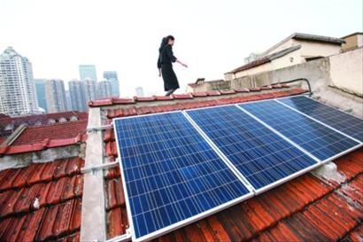 永嘉路旧式里弄房屋顶上安装的 6块光伏发电板,能基本支撑 3层小楼的照明用电。/晨报记者 杨眉 永嘉路旧式里弄房屋顶上安装的 6块光伏发电板,能基本支撑 3层小楼的照明用电。/晨报记者 杨眉