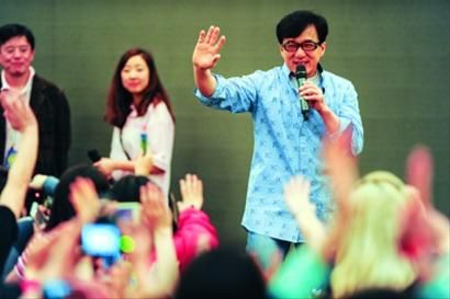 成龙突然现身给影迷惊喜 晨报记者 吴磊 成龙突然现身给影迷惊喜 晨报记者 吴磊