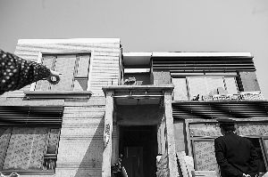 昨日,浦东曹路镇蓝山别墅社区,城管工作人员实地勘察违章改建别墅。早报记者 徐晓林 图 昨日,浦东曹路镇蓝山别墅社区,城管工作人员实地勘察违章改建别墅。早报记者 徐晓林 图