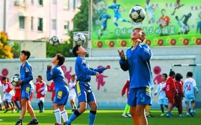 小学业余足球训练遇尴尬 收费与否成主要难题