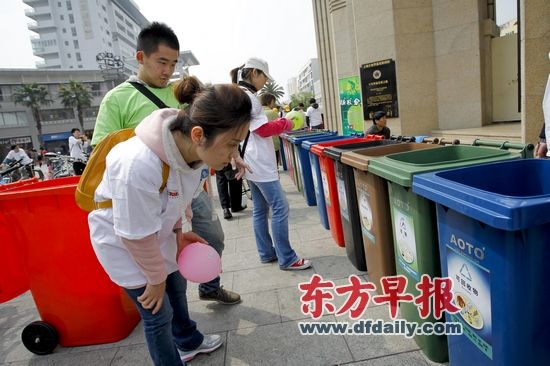 2013年4月21日,梅川路步行街,一群青年人正通过垃圾分类游戏来增强分类意识。张栋 早报资料 2013年4月21日,梅川路步行街,一群青年人正通过垃圾分类游戏来增强分类意识。张栋 早报资料