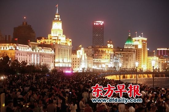 去年“十一”当天,上海外滩游人如织。 杨一 早报资料 去年“十一”当天,上海外滩游人如织。 杨一 早报资料