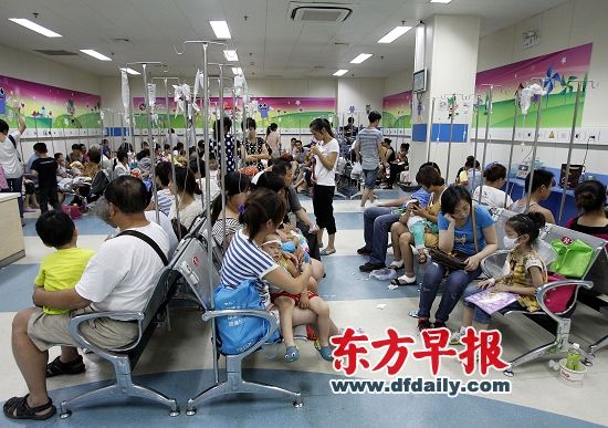 上海复旦大学附属儿科医院门诊室,坐满了患儿与家长。早报资料 上海复旦大学附属儿科医院门诊室,坐满了患儿与家长。早报资料
