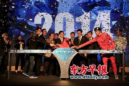 昨日,2014年钻石联赛上海站举行启动仪式。去年的钻石联赛上海站110米栏第三名谢文骏(右)和撑竿跳冠军杨雁盛(左) 已经成为中国军团的领军人物。 本版图片 早报记者 张新燕 昨日,2014年钻石联赛上海站举行启动仪式。去年的钻石联赛上海站110米栏第三名谢文骏(右)和撑竿跳冠军杨雁盛(左) 已经成为中国军团的领军人物。 本版图片 早报记者 张新燕