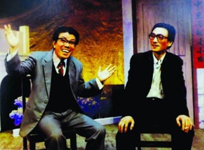 □王双柏(左一)创作演出滑稽戏《开口笑》 □王双柏(左一)创作演出滑稽戏《开口笑》