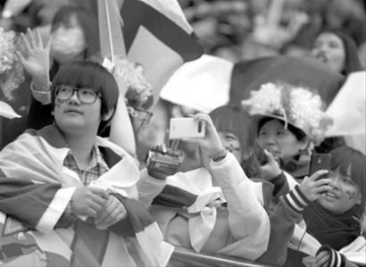 F1上海站的比赛日无疑是很多车迷欢乐的节日 F1上海站的比赛日无疑是很多车迷欢乐的节日