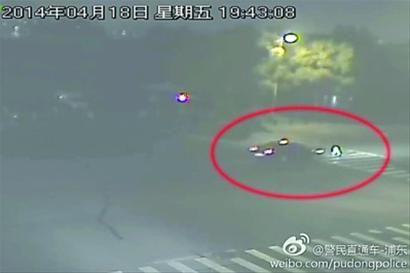 □警方公布的截图显示,女子在过马路时被轿车撞个正着。 浦东公安分局官方微博“警民直通车-浦东” □警方公布的截图显示,女子在过马路时被轿车撞个正着。 浦东公安分局官方微博“警民直通车-浦东”