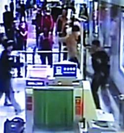 □一乘客拒不安检还殴打安检员 /视屏截图 □一乘客拒不安检还殴打安检员 /视屏截图