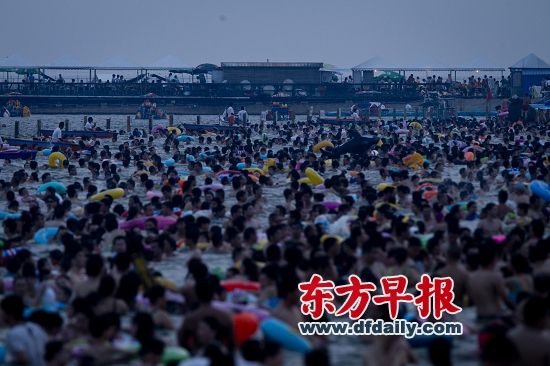 每到夏季,金山城市沙滩就是市民休闲放松的热门景区。杨深来 早报资料 每到夏季,金山城市沙滩就是市民休闲放松的热门景区。杨深来 早报资料