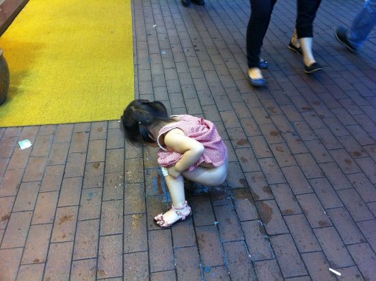 幼童香港<em>小便</em>真相(<em>图</em>)_新浪上海_新浪网