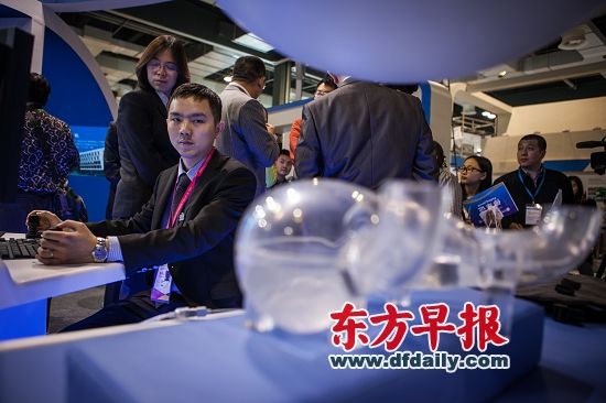 上交会正式开幕前,“胶囊胃镜”正在做最后调试。 早报记者 孙湛 图 上交会正式开幕前,“胶囊胃镜”正在做最后调试。 早报记者 孙湛 图