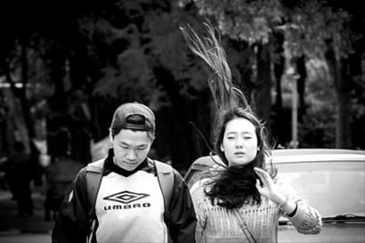 □昨天天气几度“变脸”,大风让行人手忙脚乱。 /晨报记者 肖允 □昨天天气几度“变脸”,大风让行人手忙脚乱。 /晨报记者 肖允