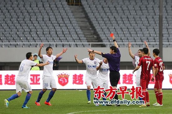 比赛最后时刻,上港小将杨世元正面飞铲莫雷诺吃到红牌。柏佳俊(12号)为莫雷诺打抱不平推倒杨世元也被罚下。早报记者 张新燕 图 比赛最后时刻,上港小将杨世元正面飞铲莫雷诺吃到红牌。柏佳俊(12号)为莫雷诺打抱不平推倒杨世元也被罚下。早报记者 张新燕 图
