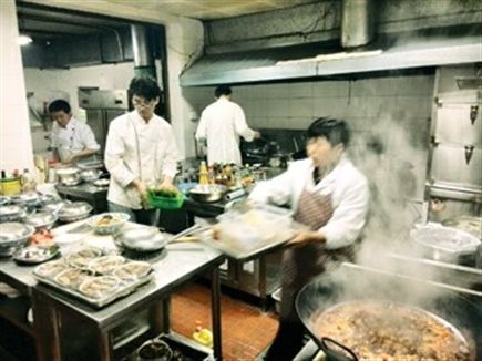 三林本帮馆的晚市后厨。 本报记者 叶松亭摄 三林本帮馆的晚市后厨。 本报记者 叶松亭摄