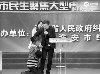 居民节目现场跪求环保局长治污 居民节目现场跪求环保局长治污