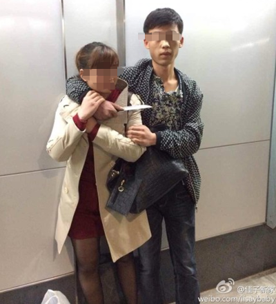 图说:一男子上海南站5号口地下通道持刀挟持一名女孩。图片来源:新浪微博网友图(请私信“新民晚报新民网”以奉稿酬) 图说:一男子上海南站5号口地下通道持刀挟持一名女孩。图片来源:新浪微博网友图(请私信“新民晚报新民网”以奉稿酬)