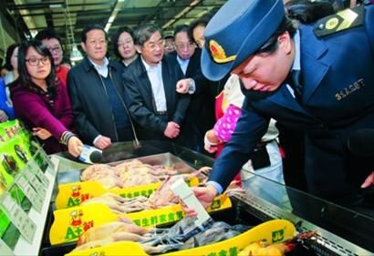 监管人员在某大卖场对冷鲜鸡存放温度进行检测 /晨报记者 竺钢 监管人员在某大卖场对冷鲜鸡存放温度进行检测 /晨报记者 竺钢