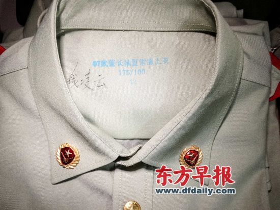 2014年5月1日,上海市消防总队徐汇支队关港中队宿舍,消防战士钱凌云的遗物。当天下午,徐汇支队关港中队消防员钱凌云、刘杰在救火过程中不幸殉职。 早报记者 周平浪 图 2014年5月1日,上海市消防总队徐汇支队关港中队宿舍,消防战士钱凌云的遗物。当天下午,徐汇支队关港中队消防员钱凌云、刘杰在救火过程中不幸殉职。 早报记者 周平浪 图