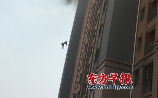 两名牺牲消防员的坠楼瞬间。 两名牺牲消防员的坠楼瞬间。