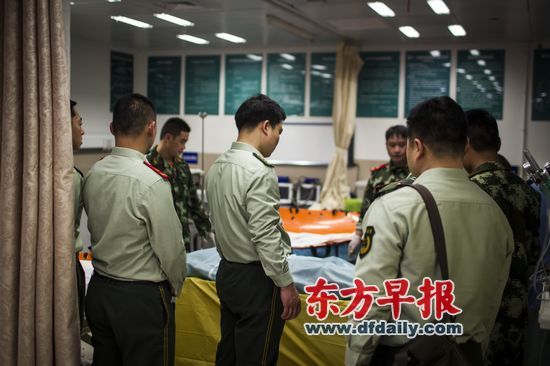 昨日傍晚,上海市第六人民医院抢救室,消防官兵送别牺牲的战友。 早报记者 寇聪 图 昨日傍晚,上海市第六人民医院抢救室,消防官兵送别牺牲的战友。 早报记者 寇聪 图