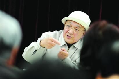 七旬退休医生王国光给社区居民上合理膳食课。/晨报记者 何雯亚 七旬退休医生王国光给社区居民上合理膳食课。/晨报记者 何雯亚