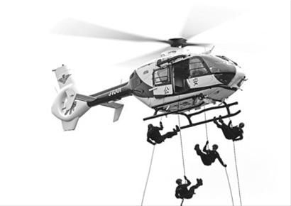 □特警队员在演练中从空中索降 □特警队员在演练中从空中索降