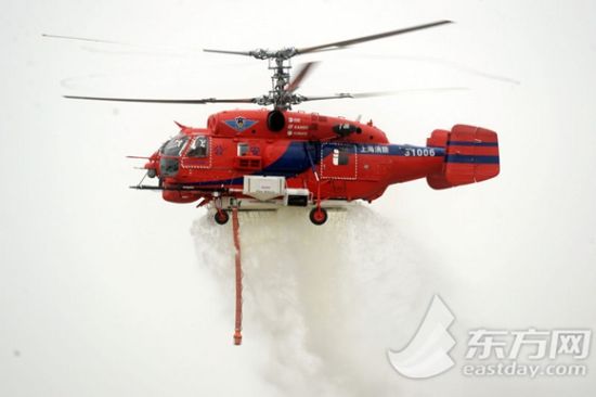 300余名公安特警队员和3架警务直升机进行了实战射击、综合格斗等10个科目的实战演练。 300余名公安特警队员和3架警务直升机进行了实战射击、综合格斗等10个科目的实战演练。