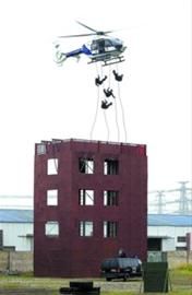 昨天,全副武装的特警队员在演习中乘直升机“从天而降”。 本报记者 张海峰 摄 昨天,全副武装的特警队员在演习中乘直升机“从天而降”。 本报记者 张海峰 摄