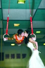 严明勇(左)在吊环上与新婚妻子接吻。 张梁 摄 严明勇(左)在吊环上与新婚妻子接吻。 张梁 摄