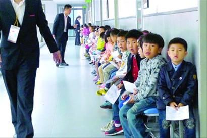 □上周六,“幼升小”的面试门外,孩子们在安静地等待。/晨报记者 陈征 □上周六,“幼升小”的面试门外,孩子们在安静地等待。/晨报记者 陈征