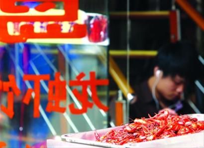 □日前,申城已进入小龙虾旺销季,其食品安全问题一直备受关注。 晨报记者 殷立勤 □日前,申城已进入小龙虾旺销季,其食品安全问题一直备受关注。 晨报记者 殷立勤