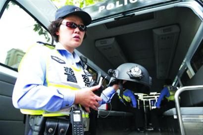 防暴头盔 黄浦区机动突击队7号车车长陈晓燕告诉记者,防暴头盔上有摄像头,能够最大程度精确地记录下现场情况,对于日后取证也有帮助。另外,每个单警除了配备巡警的警用6件套外(两名配枪民警为8件套,增加了枪支和弹药),还额外配备防暴头盔、防刺背心、便携性灭火器,这些装备在普通警车上完全不可能看到。 晨报记者 殷立勤 防暴头盔 黄浦区机动突击队7号车车长陈晓燕告诉记者,防暴头盔上有摄像头,能够最大程度精确地记录下现场情况,对于日后取证也有帮助。另外,每个单警除了配备巡警的警用6件套外(两名配枪民警为8件套,增加了枪支和弹药),还额外配备防暴头盔、防刺背心、便携性灭火器,这些装备在普通警车上完全不可能看到。 晨报记者 殷立勤