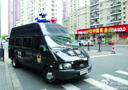 黄浦机动突击队揭秘 行车记录仪和强光灯 左边是可4G实时传输现场画面的行车记录仪,右边是强光灯,可360度旋转,冲锋车就好像一个移动“监控探头”,能将街面情况实时反馈给指挥中心,很好弥补了街头探头的监控死角和漏洞。 冲锋车 全顺型中型客车改装而来,为方便放置各种专用器械,比普通警用面包车“高人一等”。每辆冲锋车上,都配备了圆盾牌、及胸高度的长盾牌、1.6米长警棍、灭火毯、防暴叉、阻车钉、隔离栏等。 黄浦机动突击队揭秘 行车记录仪和强光灯 左边是可4G实时传输现场画面的行车记录仪,右边是强光灯,可360度旋转,冲锋车就好像一个移动“监控探头”,能将街面情况实时反馈给指挥中心,很好弥补了街头探头的监控死角和漏洞。 冲锋车 全顺型中型客车改装而来,为方便放置各种专用器械,比普通警用面包车“高人一等”。每辆冲锋车上,都配备了圆盾牌、及胸高度的长盾牌、1.6米长警棍、灭火毯、防暴叉、阻车钉、隔离栏等。