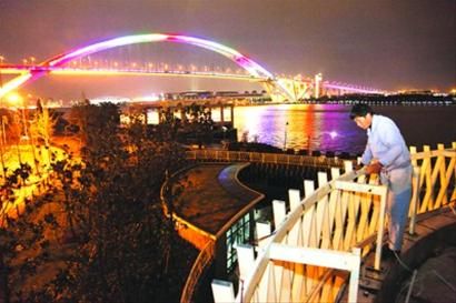 □2010年,亮灯后的卢浦大桥显得熠熠生辉。 /贺佳颖 □2010年,亮灯后的卢浦大桥显得熠熠生辉。 /贺佳颖