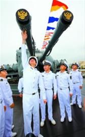 19日,中国海军导弹驱逐舰郑州舰官兵在俄罗斯“瓦良格”号导弹巡洋舰上参观。新华社发 19日,中国海军导弹驱逐舰郑州舰官兵在俄罗斯“瓦良格”号导弹巡洋舰上参观。新华社发