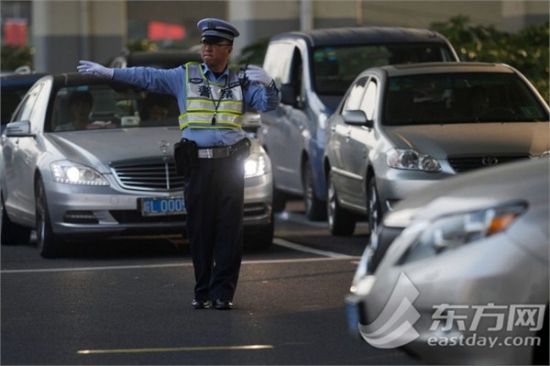 正在路口执行任务的上海交警 正在路口执行任务的上海交警