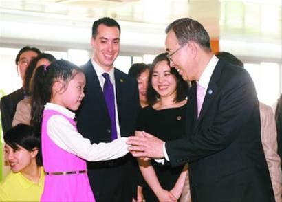 潘基文在上海市妇幼保健中心与儿童亲切交谈。 本报记者 张驰 摄 潘基文在上海市妇幼保健中心与儿童亲切交谈。 本报记者 张驰 摄