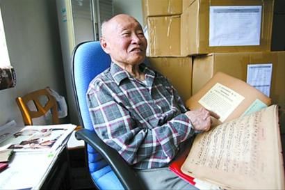 90岁高龄的温潭在艺术档案室拿起一本上世纪20年代的歌剧《茶花女》小提琴伴奏乐谱,封二处还有当年的宣传广告。 蒋迪雯 摄 90岁高龄的温潭在艺术档案室拿起一本上世纪20年代的歌剧《茶花女》小提琴伴奏乐谱,封二处还有当年的宣传广告。 蒋迪雯 摄