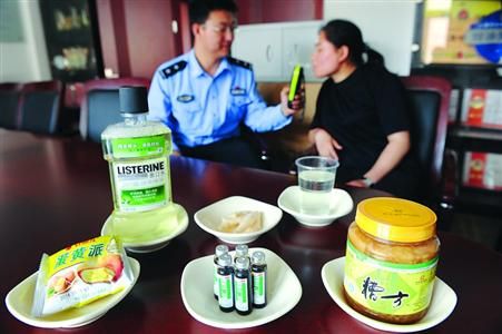 □交警选取“水果酵素”等6样物品,用酒精测试仪作呼气实验。 /晨报记者 何雯亚 □交警选取“水果酵素”等6样物品,用酒精测试仪作呼气实验。 /晨报记者 何雯亚