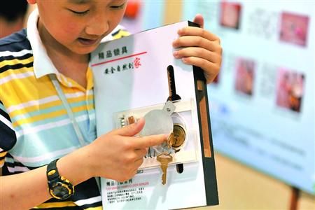 □愚一小学李成章发明的“钥匙忘拔报警器” /晨报记者 陈征 □愚一小学李成章发明的“钥匙忘拔报警器” /晨报记者 陈征