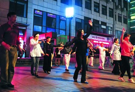 □四平路站3号出口,每天晚上都有附近居民在这空地上跳舞,阻碍了乘客进出。 /晨报记者 殷立勤 □四平路站3号出口,每天晚上都有附近居民在这空地上跳舞,阻碍了乘客进出。 /晨报记者 殷立勤