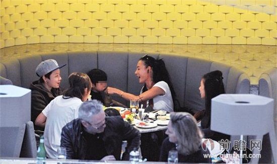 张柏芝与友人外出喝茶真空T恤疑激凸露点